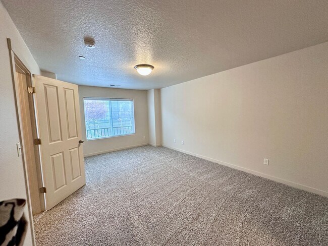 Building Photo - Beautiful 3 Bd 2.5 Ba Town Home by Vancouver Mall - SPECIAL JULY RENT FREE!