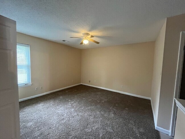 Building Photo - Renovated 2 Bedroom 2 Bath Home for Rent!