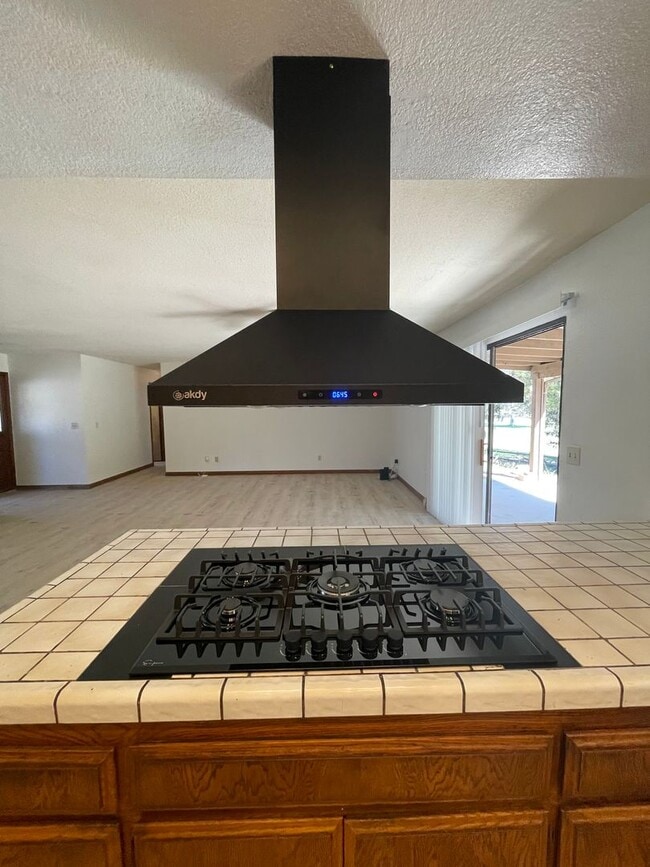 Building Photo - Golf Course- On The Mesa 3 Bedrooms, 2 Bathrooms, New Paint,