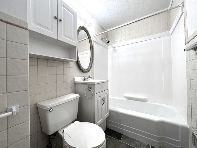 Building Photo - Midtown 3Bed 2Bath 1 Car Garage $1,500