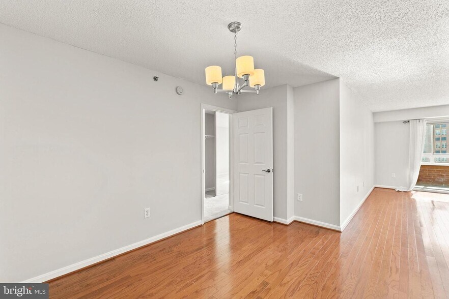 Building Photo - 2121 Jamieson Ave