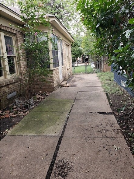 Building Photo - 5813 Llano Ave