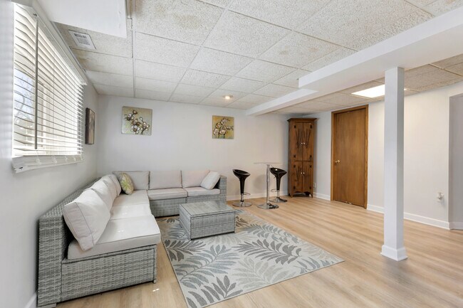 Building Photo - 526 Normandy Ln