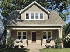 Building Photo - Charming Renovated 2BR/1BA Duplex in 1940s...