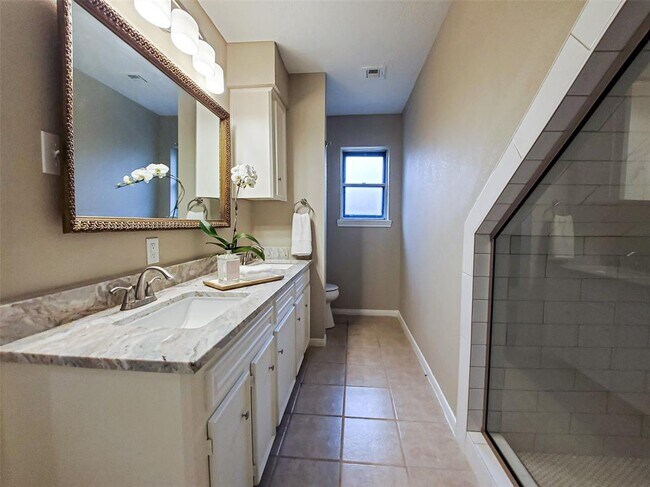 Building Photo - 28903 Twisted Oak Dr