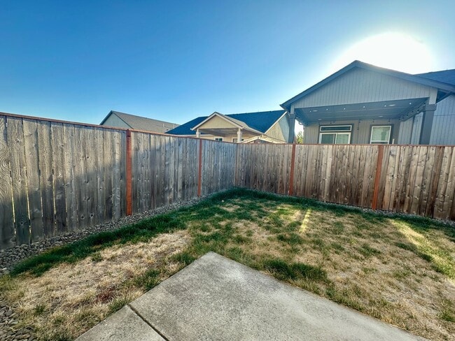 Building Photo - Newly built (2019) single-family
