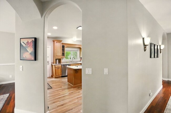 Building Photo - Short Term Rental! Beautiful Fully furnished 4 bedroom 2.5 bath