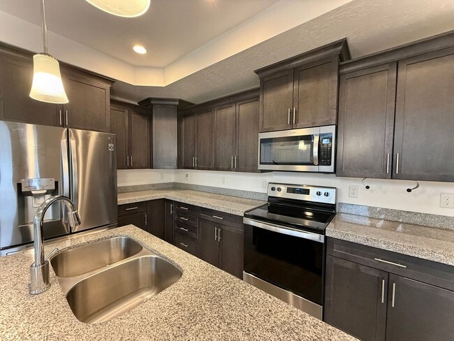 Building Photo - Townhome Available Now- Longer Lease Options