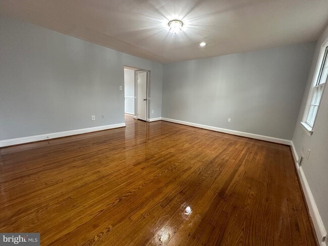 Building Photo - 14451 Village Dr