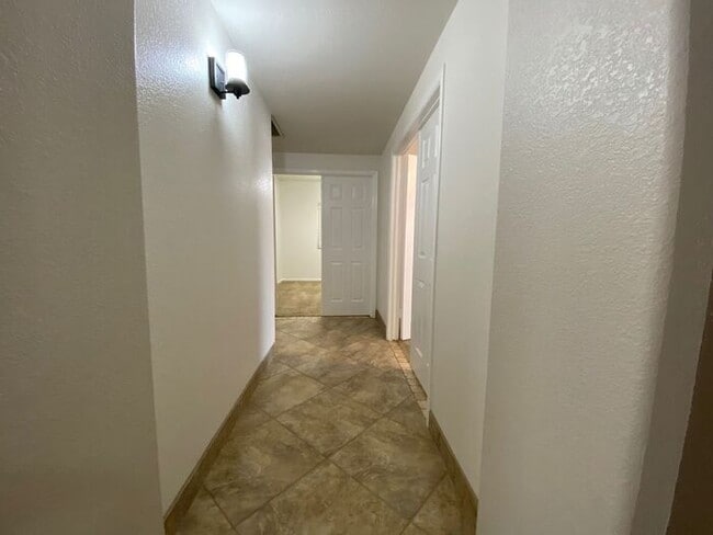 Building Photo - Very nice single level home