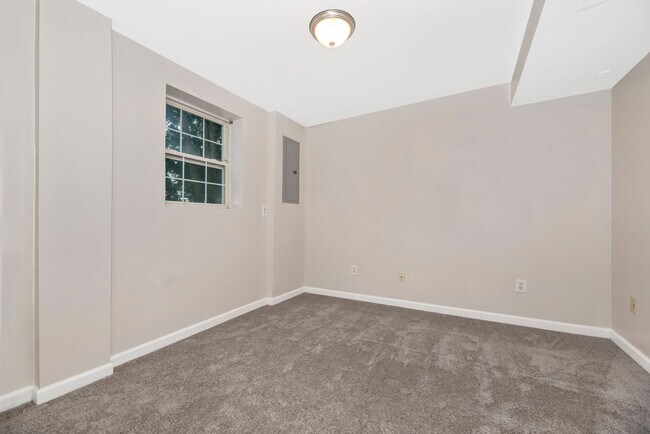 Building Photo - Beautifully Renovated Townhome in Walnut Ridge