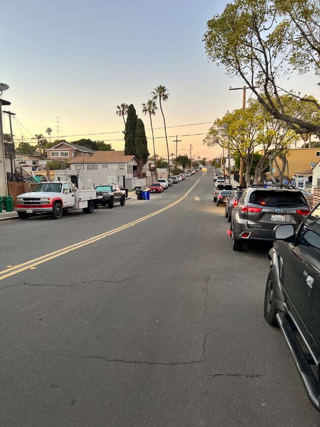 Building Photo - Fully renovated 2bed/1bath with private, g...