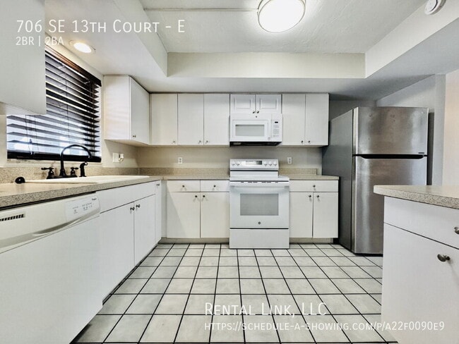 Building Photo - 706 SE 13th Ct