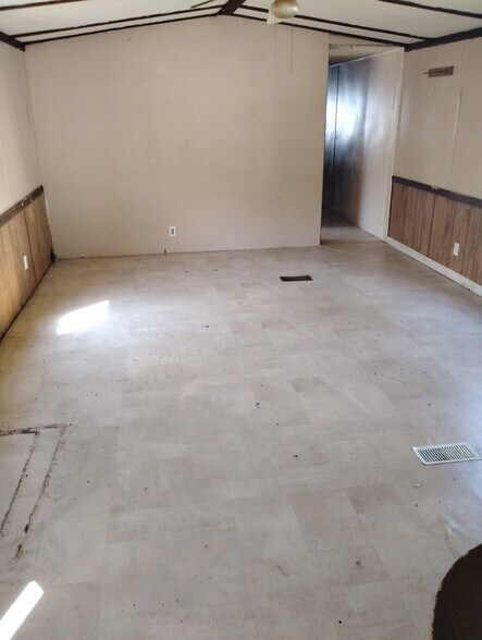 Building Photo - 1018 E County Rd 75 N