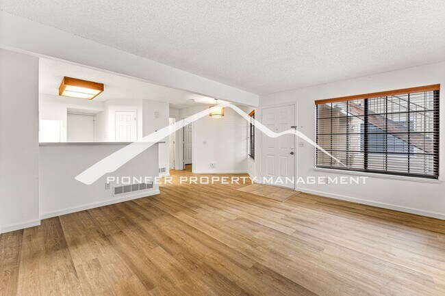 Building Photo - Gorgeous Condo with Washer/Dryer and Central AC