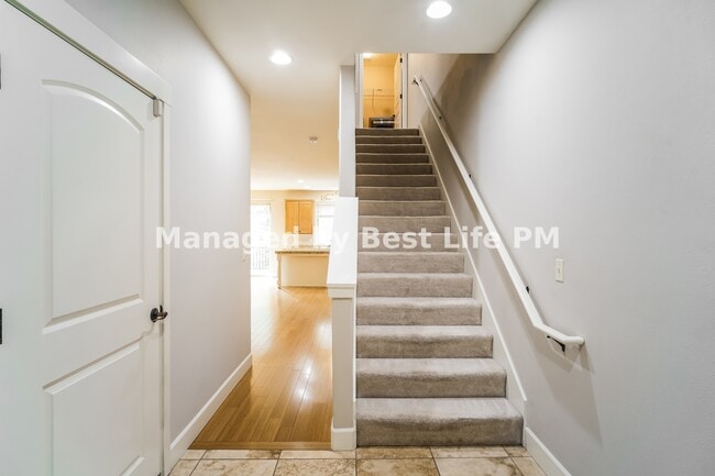 Building Photo - 2067 NE 49th Way