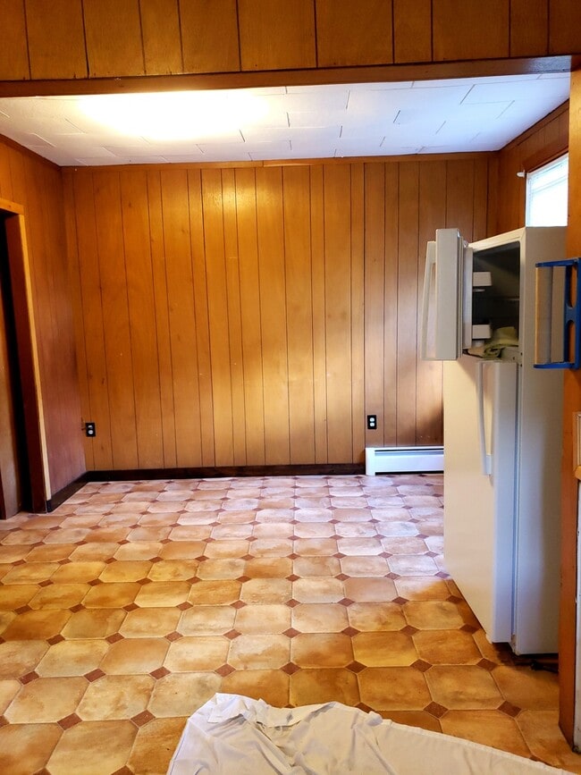 Building Photo - Quite house in quiet neighborhood. Corner Lot. Heat included.