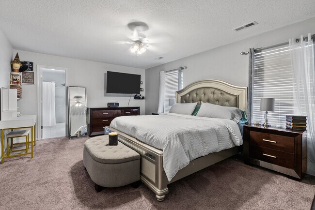 Building Photo - Luxurious 5-Bed, 2.5-Bath Home with Solar Panels in Newport News