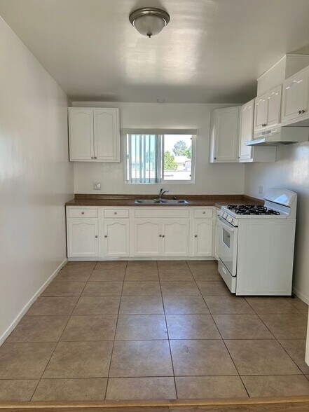 Building Photo - 447 E 61st St