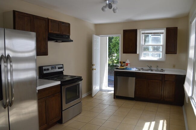Building Photo - 803 Acosta St