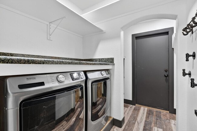 Building Photo - 6932 E Pearl St