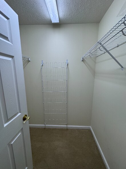 Building Photo - 406 Valley Greens Rd