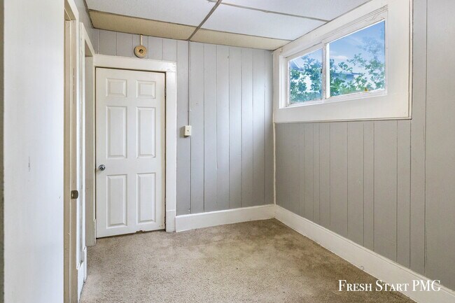 Building Photo - Comfortable Ground-Floor Living with Moder...