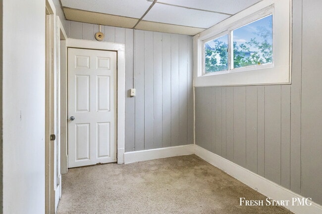 Building Photo - Comfortable Ground-Floor Living with Modern Convenience