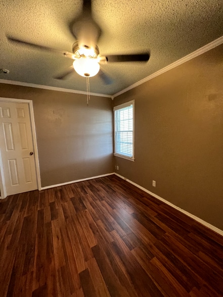 Building Photo - 908 Sycamore Dr