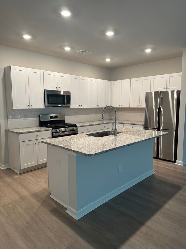 Building Photo - AMAZING LOCATION - 10 Minutes from both Su...