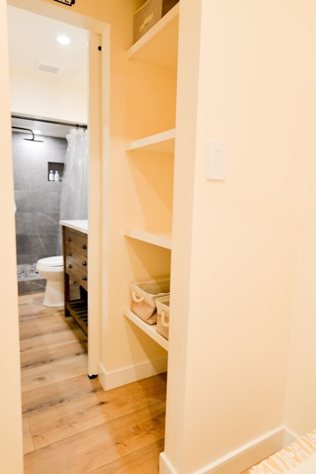 Building Photo - Great Location, Furnished One Bedroom Apartment, ALL utilities included!