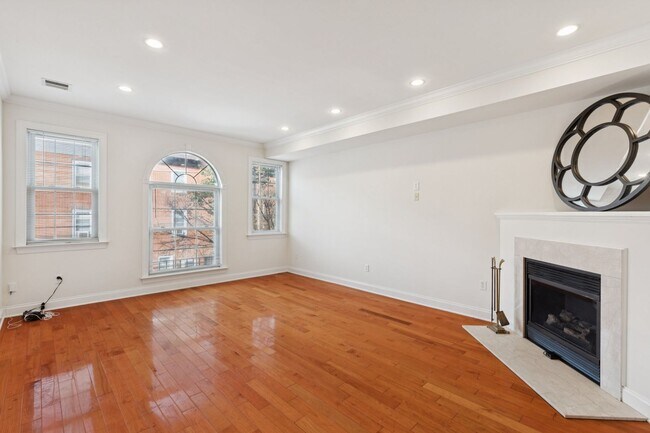 Building Photo - Beautiful 3 bedroom house with Private bac...