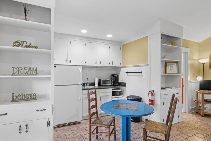 Building Photo - 205 SE 7th St