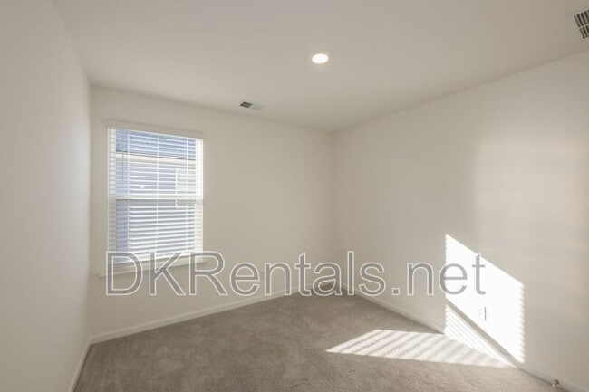 Building Photo - 724 Warm Rays Wy