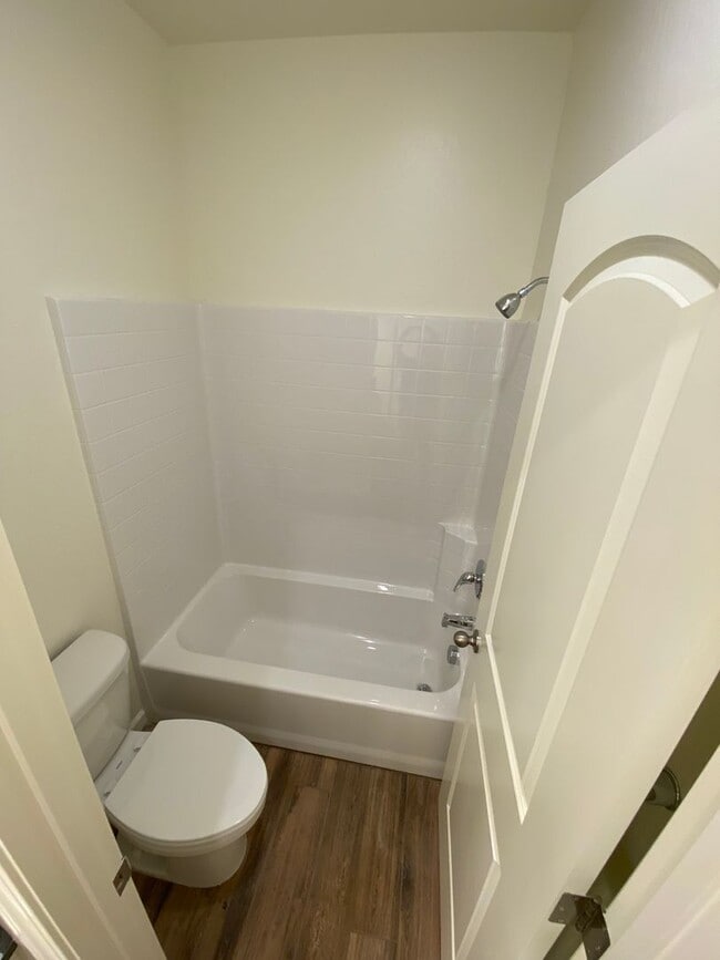 Building Photo - Gorgeous NEWER home between Tulare and Vis...