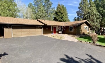 Building Photo - Spacious 2 BR Bend Home in Forested Cul-de...