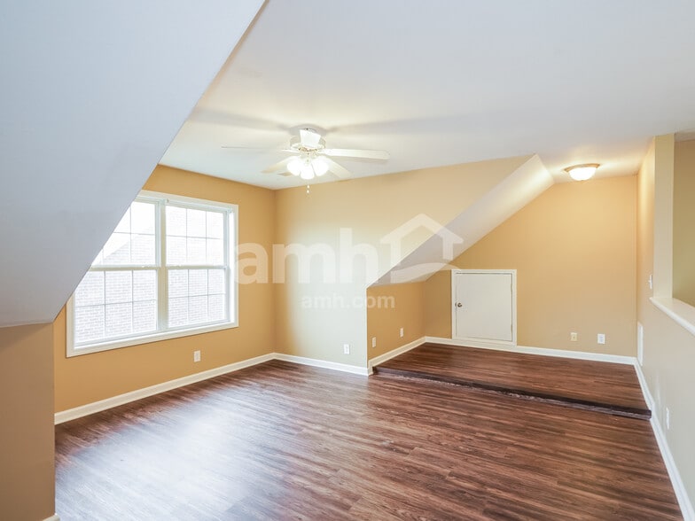 Building Photo - 1004 Hendricks Ct