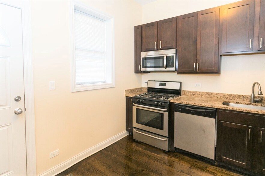 Building Photo - 1758 W Montrose Ave