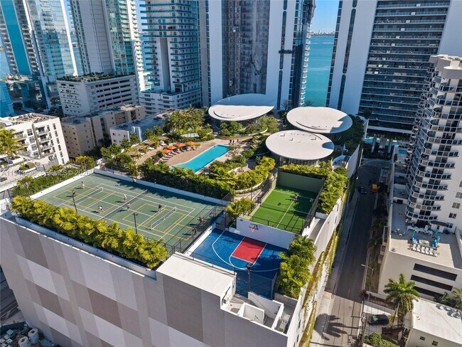 Building Photo - 700 NE 24th St