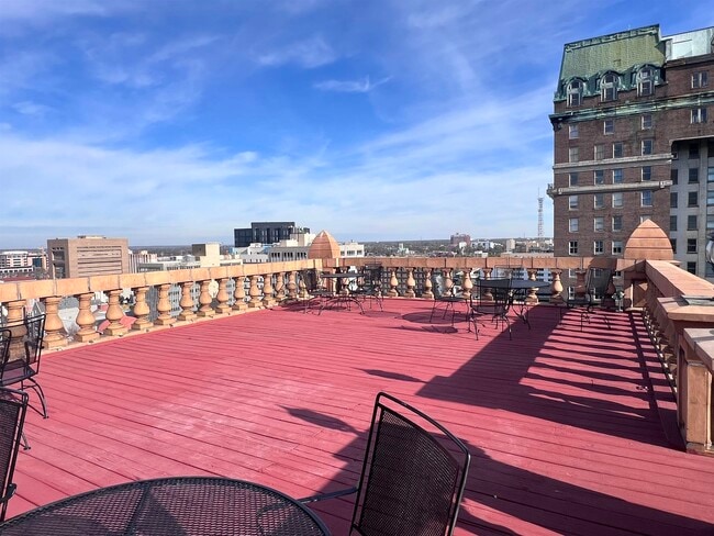 Building Photo - 10 N Main St