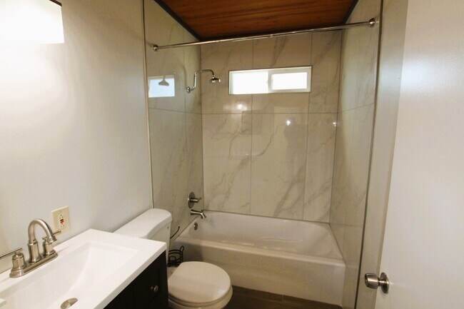 Building Photo - Rare Find in the Coveted Cheery Lynn Historic District!