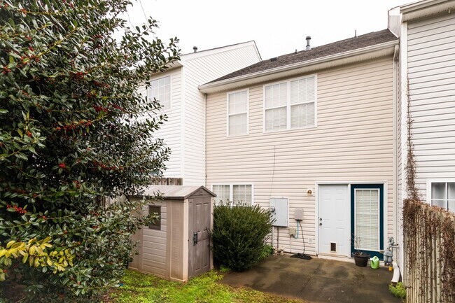 Building Photo - Spacious, well-kept 3 bedroom N Raleigh townhome with fenced back area!