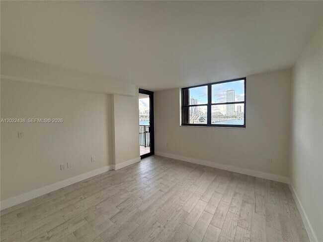 Building Photo - 801 N Venetian Dr