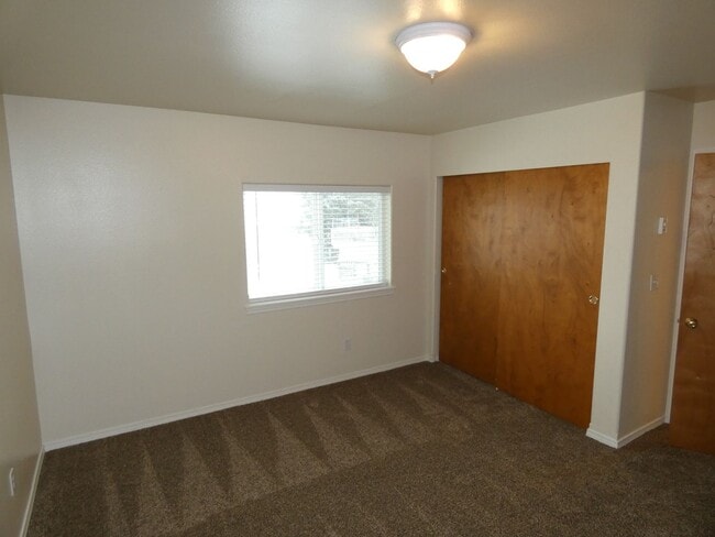 Building Photo - **Spacious Duplex** Lower Level