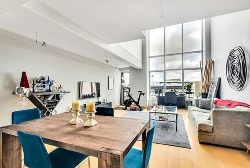 Living room seen from entrance / kitchen - 25 Channel Ctr St