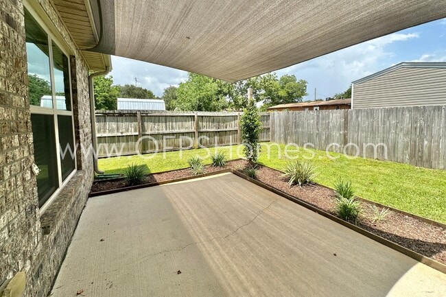 Building Photo - 216 Green Dr