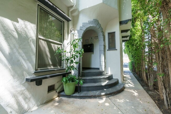 Building Photo - 147 N Hamilton Dr