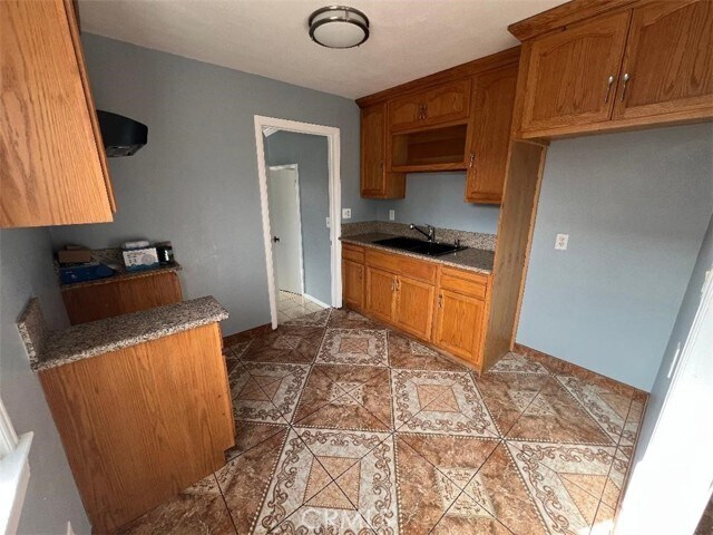 Building Photo - 2144 E Poppy St