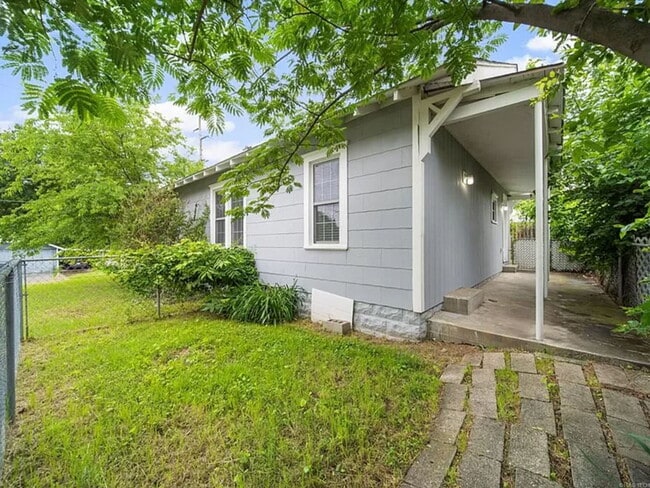 Building Photo - 2 Bedroom / 2 Bath in the heart of Midtown!