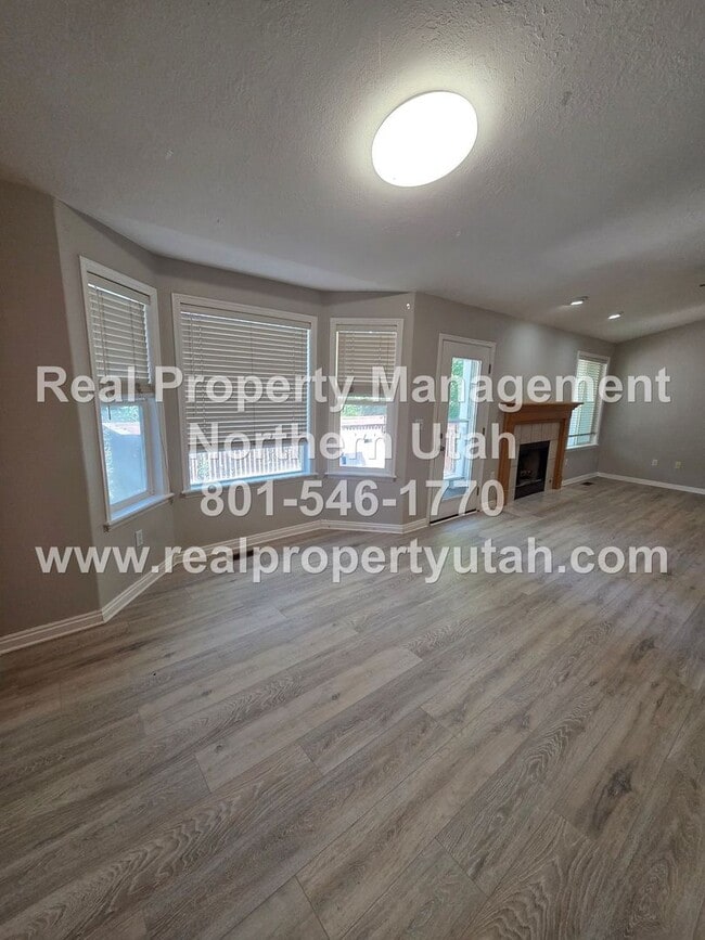 Building Photo - Updated 5 Bedroom 5 Bath Home in Layton Available!